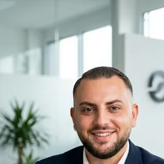Isa Ahmed Chutov, Inhaber